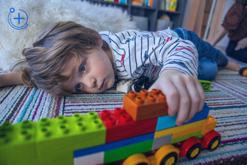 Ребенок играется в лего Ребенок играется в лего